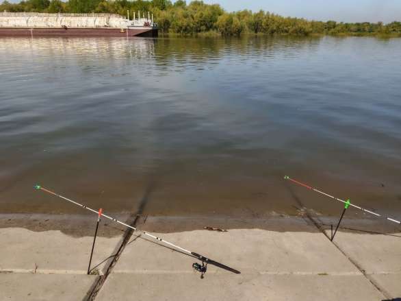 Рыбалка на набережной в Омске